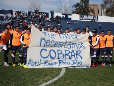 Jugadores de Independiente reclaman pago de sueldos con bandera