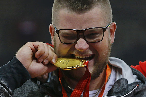 Ganador de oro en Mundial de Atletismo se embriagó y pagó con su medalla un taxi