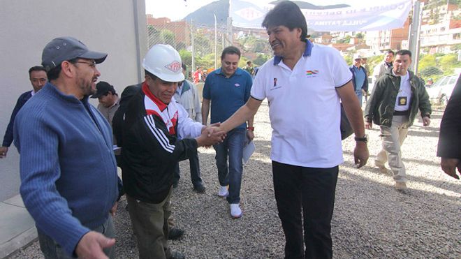Bolivianos sorprendidos al ver a Evo Morales pedirle a un escolta que le ate los cordones