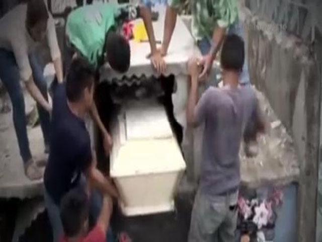 Desesperación de familiares destruyendo tumba: Una jovencita fue enterrada, luego 'resucitó', pero minutos después murió