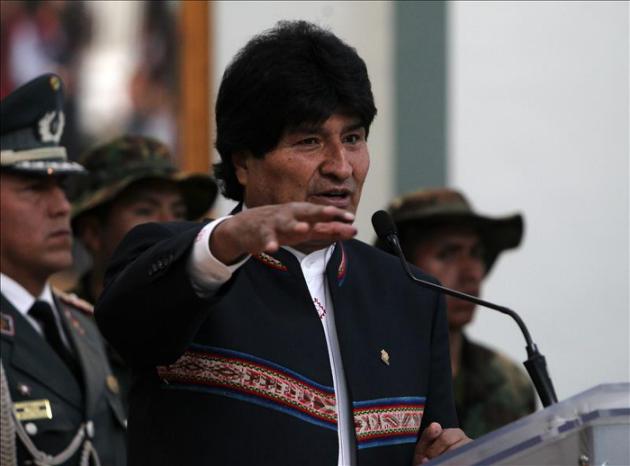 Evo Morales dice que los escoltas lo atienden por cariño tras polémica por vídeo en que le atan los cordones