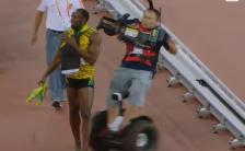 Camarógrafo en plataforma atropella a Usain Bolt cuando festejaba el oro de los 200