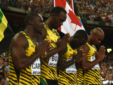 Bolt agradece a sus compañeros por oro en relevo 4x100