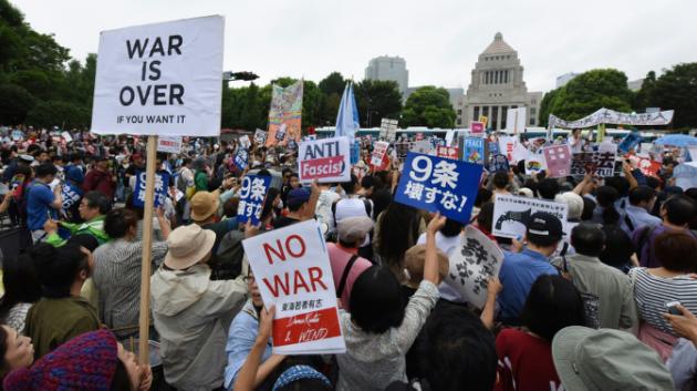 Decenas de miles de japoneses protestan contra la nueva legislación militar