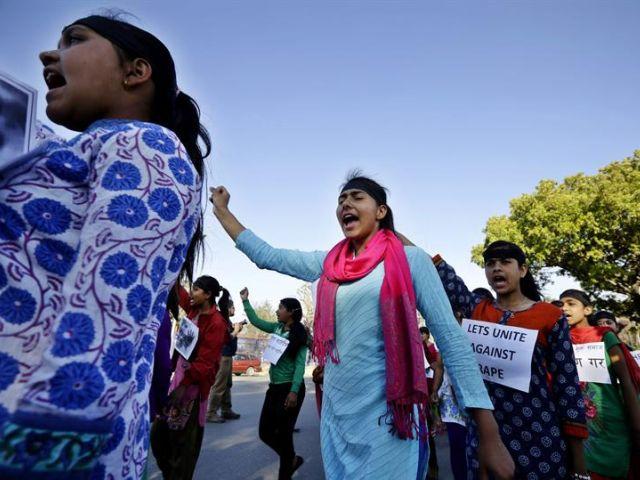 Condenan a dos mujeres a ser violadas en India