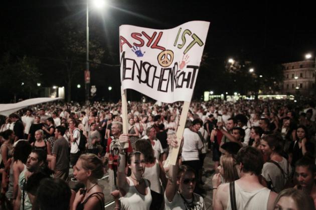 Gran protesta antixenófoba en Viena, cientos de refugiados llegan a Alemania