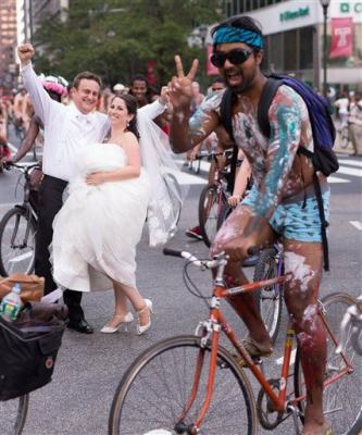 3.000 ciclistas nudistas se colaron en boda en Filadelfia
