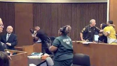 Un hombre golpea sin parar al asesino de su hija de tres años en plena corte de Detroit