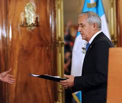 Prohíben salir del país al presidente de Guatemala por caso de corrupción