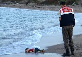 La foto de un niño ahogado ilustra el drama de los inmigrantes y conmueve a Europa