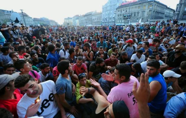 Los inmigrantes se precipitan a la estación de trenes de Budapest tras su reapertura
