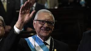 Alejandro Maldonado jura como presidente de Guatemala tras renuncia de Otto Pérez Molina por corrupción