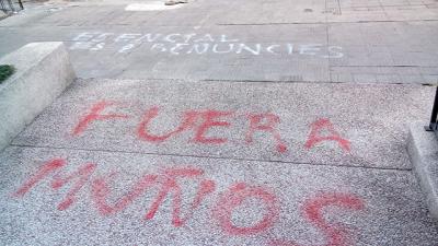 Fuera Muñoz, Esencial es que renuncies: le pintaron a la Ministra frente a su edificio de Pocitos