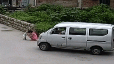Rescatan ileso a un bebé chino atropellado por una furgoneta