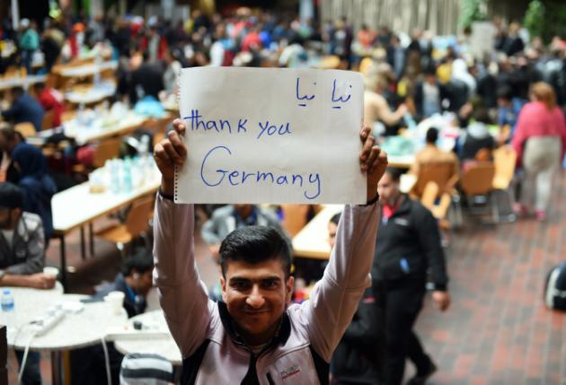 Cálida acogida a los migrantes en Alemania y Austria pide cumbre europea