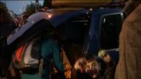Voluntarios austríacos recogen en sus coches particulares a familias enteras de refugiados