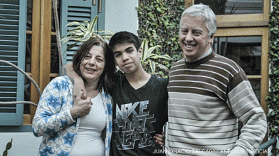 La histórica demanda de un joven argentino para que sus padres lo adopten