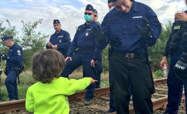 Conmovedor gesto de una niña refugiada hacia un policía se viralizó