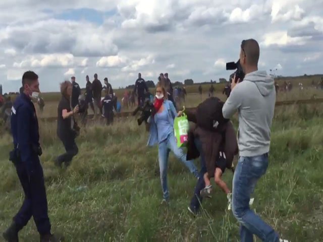 La reportera húngara que pateó a refugiados dice que sufrió un ataque de pánico