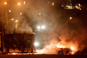 Buses quemados, heridos, barricadas y extensos cortes de luz se registraron este nuevo "11" de Chile