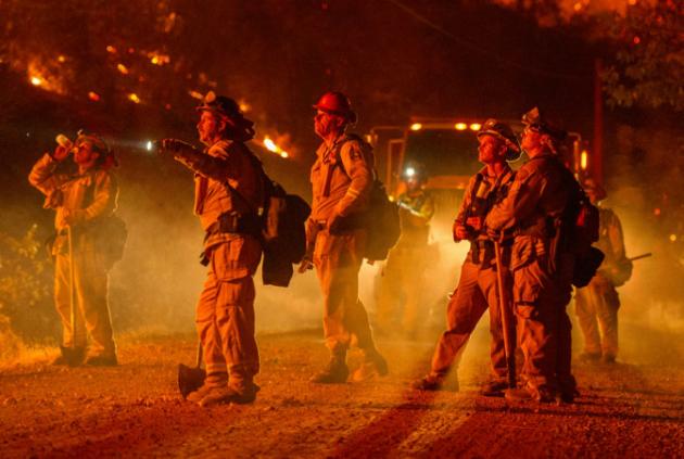 Miles de personas huyen de los incendios en California; centenares de casas destruidas