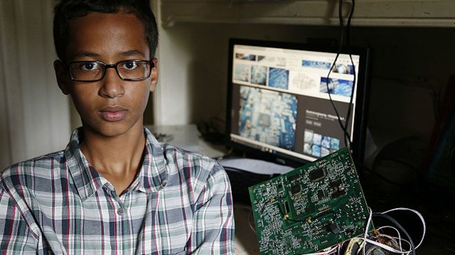 La historia de Ahmed; el niño arrestado por construir un reloj que confundieron con una bomba
