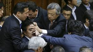 Furiosa trifulca en el Parlamento japonés por la nueva Ley de Seguridad