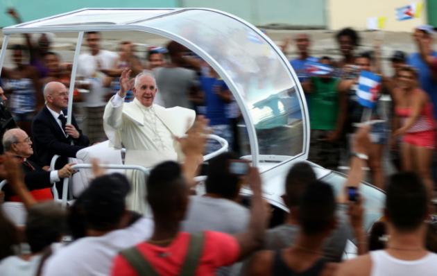 El Papa pide a Cuba abrirse a la Iglesia y a Estados Unidos