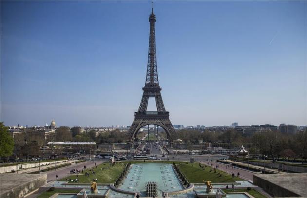 La Torre Eiffel cierra al público por la presencia de una persona con mochila