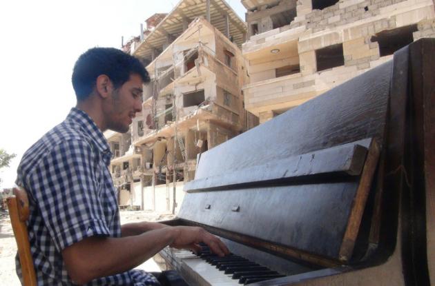 El músico que aguantó las bombas en Siria hasta que el Estado Islámico le quemó el piano