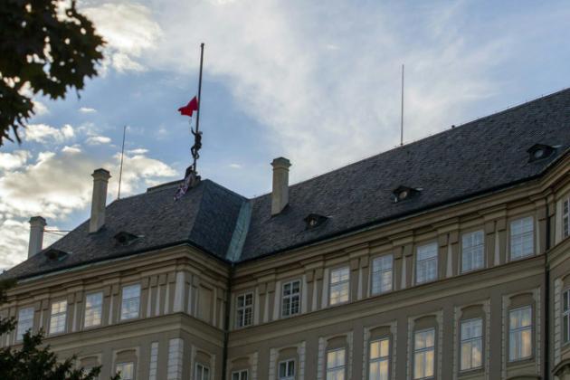 Sustituyen la bandera presidencial checa por unos calzoncillos rojos gigantes