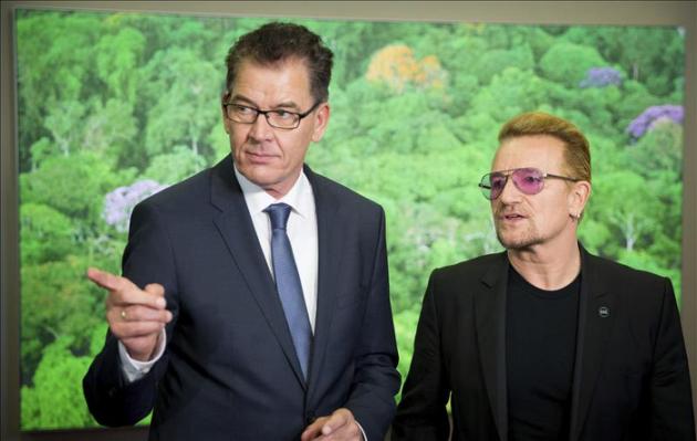 Sólo Alemania actúa de forma correcta con los refugiados; según Bono, el líder de U2