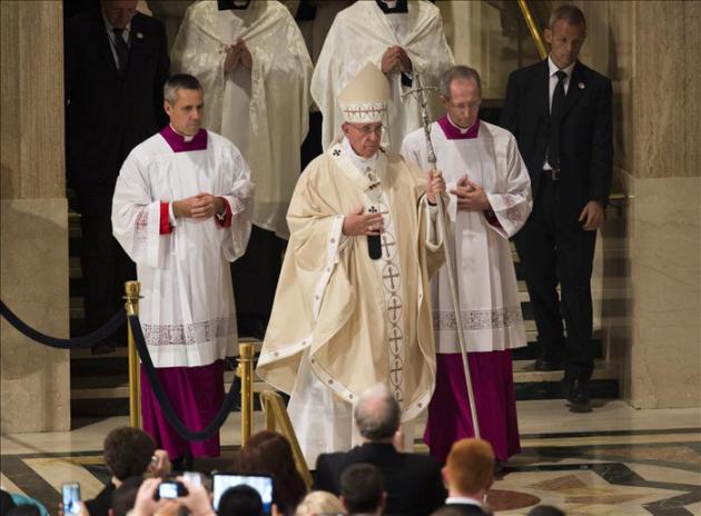 El papa proclama santo al franciscano español Junípero Serra