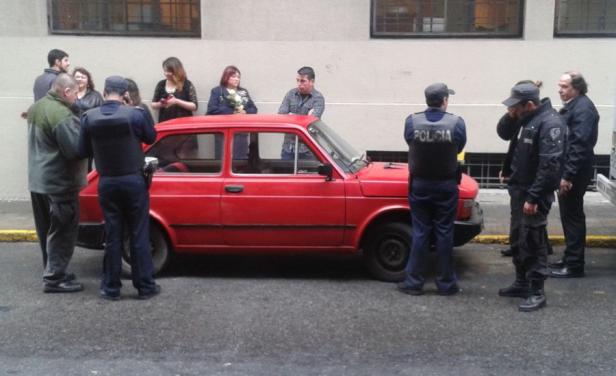 Policía detuvo al novio tras dar el "Sí, quiero" por llegar al Registro en auto robado