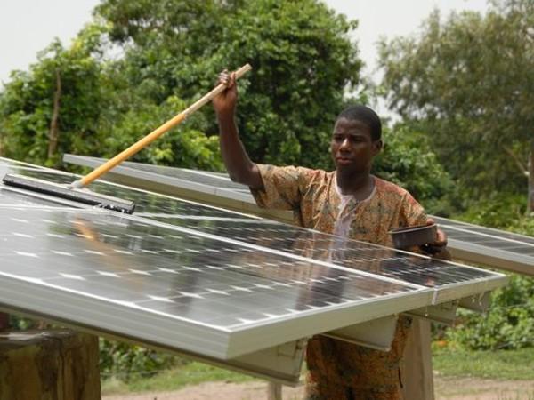 La energía solar lleva agua, luz y alimento a África Occidental