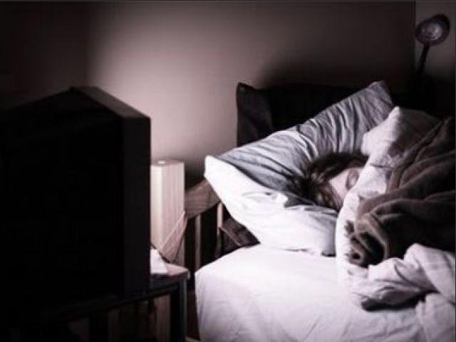 Dormir con el televisor encendido puede generar depresión, revela estudio