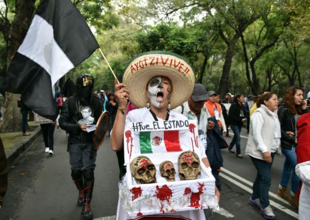 "¡Vivos se los llevaron, vivos los queremos!": México se vuelca a las calles en aniversario de la desaparición de 43 estudiantes
