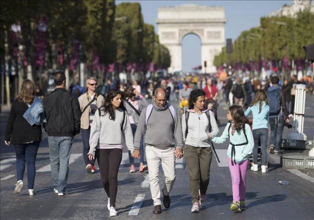 Peatones y bicicletas toman el centro de París en el primer día sin coches