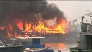Espectacular incendio en el puerto de Hong Kong: 10 barcos devorados por las llamas