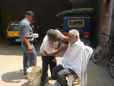 El solidario 'lavado de imagen' de un mendigo peruano de 83 años conmueve al mundo