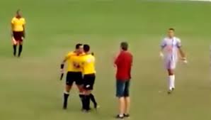 Un árbitro saca una pistola en un partido de fútbol