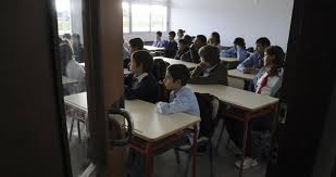 "Desacato": Profesores y alumnos asisten a clase pese al paro decretado por el gremio