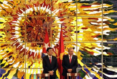 Raúl Castro condecora en La Habana al presidente de Vietnam