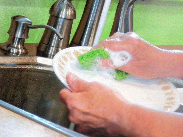 Estudio confirma que lavar platos quita el estrés