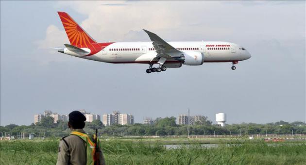 Aerolínea estatal india no deja volar a 100 miembros de cabina con sobrepeso
