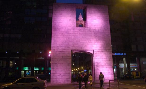 Puerta de la Ciudadela y cartel "Montevideo" se iluminarán de color rosa