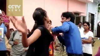Mujer golpea públicamente a su agresor sexual, mientras él le ruega perdón