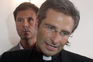 Vaticano expulsa a sacerdote que declaró públicamente ser gay