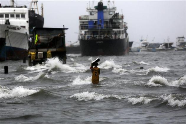 Tormenta tropical devora 16 barcos con 71 pescadores en Filipinas