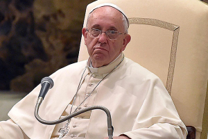 Papa abre el sínodo de la familia en un clima tenso por confesión de cura homosexual